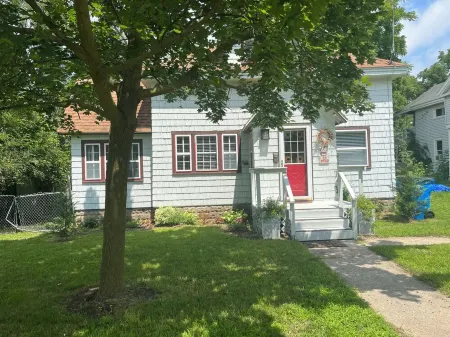 Beautifully furnished 3-bedroom home located half a mile from Hillsdale College