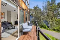 Boxy's Beach House: Perfect Location - Sea ViewsPeace & Quiet - Walk Anywhere