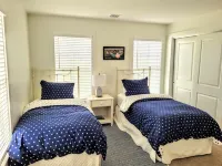 Beautiful 4 bed with Pool + Spa