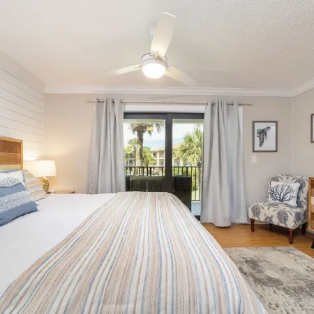 Southern C's Beachfront condo, tropical heated pool, great for family or couple