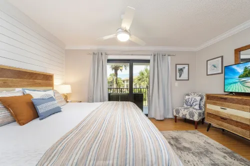 Southern C's Beachfront condo, tropical heated pool, great for family or couple