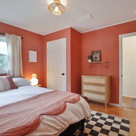 THE GOOD PLACE - Uptown Westerville's Premier Vacation Home - Colorful & Cozy