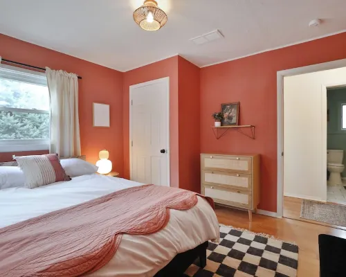 THE GOOD PLACE - Uptown Westerville's Premier Vacation Home - Colorful & Cozy Hotels in Westerville