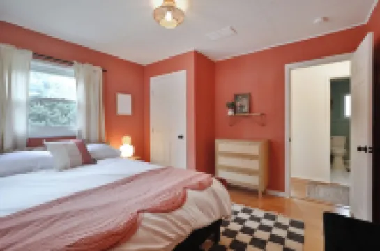 THE GOOD PLACE - Uptown Westerville's Premier Vacation Home - Colorful & Cozy