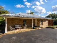 Vista Estate: Luxurious Heatable Pool, Basketball Court, and City Views Hotele w: Helotes