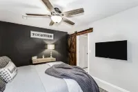 Front door parking, private covered patio with fenced in backyard Hotels in Sedgwick County