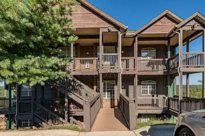 Lake Shore Views: WALK IN UNIT, Sleeps 9, Lake Views, next to Silver Dollar City