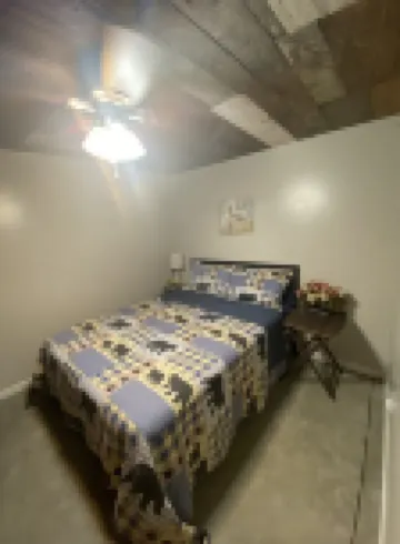 Brown Bear Station of Otter Lake-Take it easy at this unique & tranquil retreat