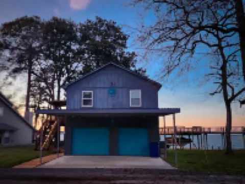 ‣ Lake Livingston Waterfront House, Sunset views. Deep water, Fishing, Kayaking.