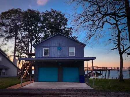 ‣ Lake Livingston Waterfront House, Sunset views. Deep water, Fishing, Kayaking.