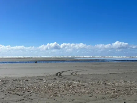 Beach House Getaway - Amazing Location! 3-min Walk to the Beach!