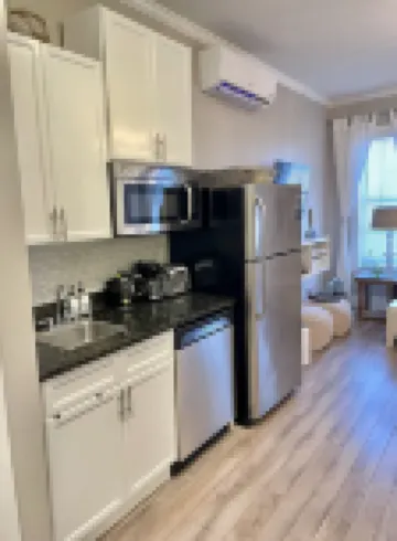 ROMANTIC RETREAT, Great Location, King bed , Wifi, Deeded beach access