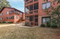 Poolside Villa on Lake Delton Hotels in 