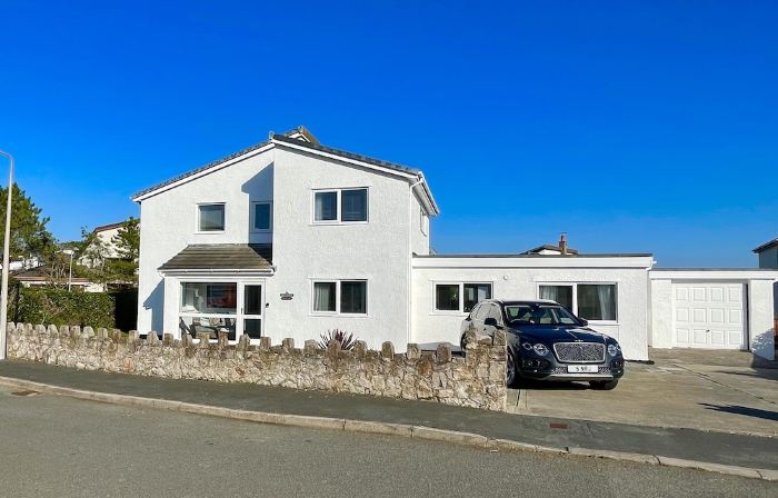 Beautiful Beach house sleep13, 5 mins to beach&Hot Tub, games room, pets allowed