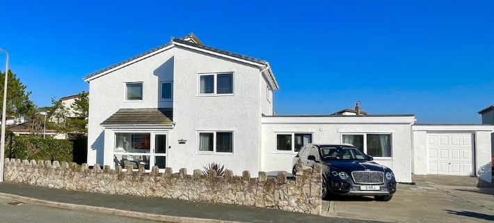 Beautiful Beach house sleep13, 5 mins to beach&Hot Tub, games room, pets allowed Hotels in Holyhead