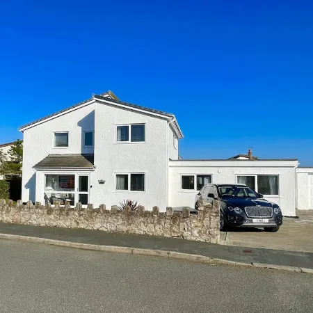 Beautiful Beach house sleep13, 5 mins to beach&Hot Tub, games room, pets allowed