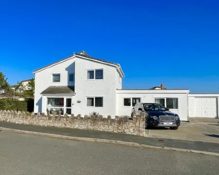 Beautiful Beach house sleep13, 5 mins to beach&Hot Tub, games room, pets allowed Hotels in Trearddur