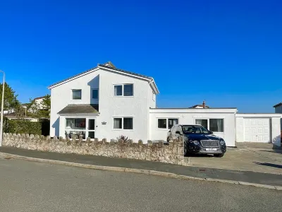 Beautiful Beach house sleep13, 5 mins to beach&Hot Tub, games room, pets allowed Hotels in 