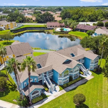 Escape to our charming 3B/2B condo near Disney! with backyard lake view