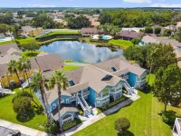 Escape to our charming 3B/2B condo near Disney! with backyard lake view