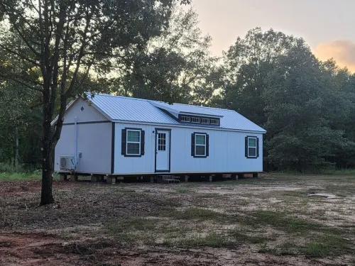Petite Piney Paradise in Texarkana, AR.New Cabin, Secluded, Cozy and Relaxing