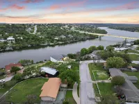 The Armadillo Villa! Hillside Haven with a Panoramic View of the Colorado River Hotels in Marble Falls