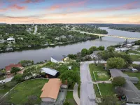 The Armadillo Villa! Hillside Haven with a Panoramic View of the Colorado River Hotels in Marble Falls