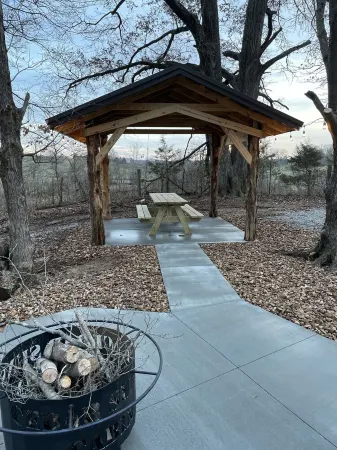 Brand new cabin in the woods with hot tub  1/2 mile from Starview Winery