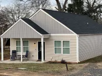 Pool Table, Cozy, Basketball hoop, Game console, loaded kitchen! Beautiful home Hotels in der Nähe von Hickory Landmarks Society
