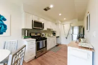Modern 2/2 Glendale Condo, Parking, Washer/Dryer