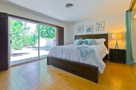 The Crest: Mid-Century Couples Retreat- Pool & Mountain Views - 2 Beds #066151 Отели рядом с достопримечательностью «Индиан-Уэллс Теннис Гарден»