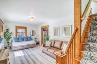 Family & dog friendly; 5 min walk to beach, bars, downtown, restaurants and park
