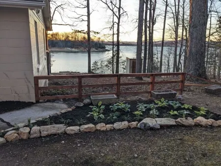 Dog Friendly Lakefront Cabin with Amazing Sunset Views & New Boat Dock. Отели рядом с достопримечательностью «MRT»