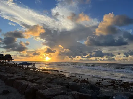 Sunny Vista -2 Bd - Seconds From the Beach!