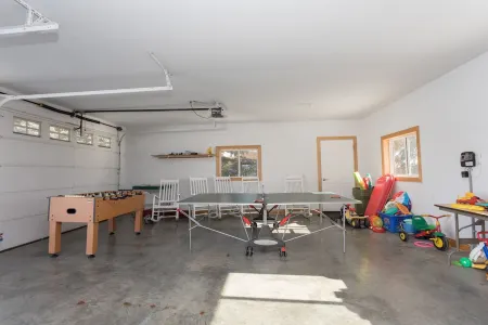 PRIVATE Luxury Lake Home with 5+ BR and Gourmet Kitchen-22 Foot Pontoon Included