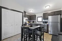 5 mins to Grand Park, 15 mins to Ruoff, pet-friendly, peaceful environment!