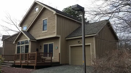 Beautiful home, hot tub, across from Camelback Resort