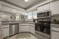 2BR Retreat close to beach with private backyard