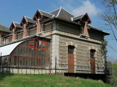 Apartment in the park of Château de Saint-Geoire 도미니걍 공원 주변 호텔