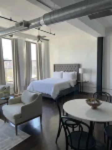 Spacious Loft in Historic Baggs Square