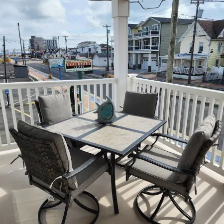 WW Condo 1.5 blks to beach and boardwalk. Walk to shops, restaurants and CC. Отели рядом с достопримечательностью «Wildwood Boardwalk»