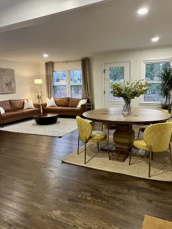 Fully Renovated Home walking distance to downtown Belmont. 10 Min to CLT Airport