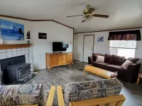 Peaceful/Beautiful Mountain Views & centrally located to all the mountain fun Hotels in Eagle Nest