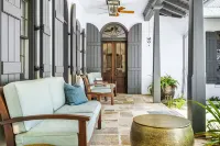 Rosemary Beach Home and Carriage House Sleeps 16 with private pool and courtyard