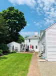 Heart of downtown, walk to harbor, Martha’s Vineyard ferry, bikeway and beach!