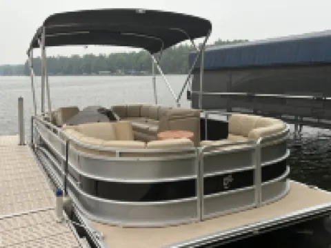 Northwoods Rustic Lodge steps away from Round Lake in Richardson Bay & Pontoon