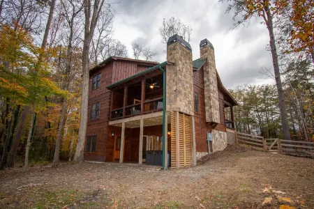 Cabin getaway in downtown!