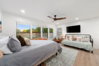Mid Century Modern Escape 4 Br w/ Pool - 1.7 acres