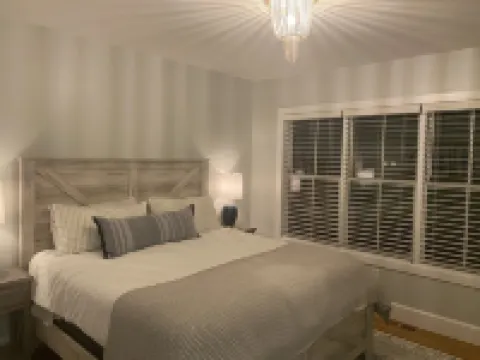 Modern Cape Cod home in vibrant beach community - steps to beach; pool access!! 이스트 팰머스 호텔