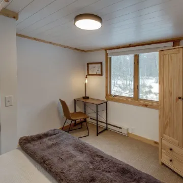 Cozy cabin 25ft off the water! Near shopping, Restaurants, Attractions & Golf!